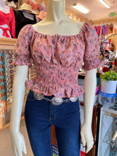 Cargar imagen en el visor de la galería, Floral Top size Small only