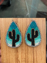 Cargar imagen en el visor de la galería, Cactus 🌵 Earrings